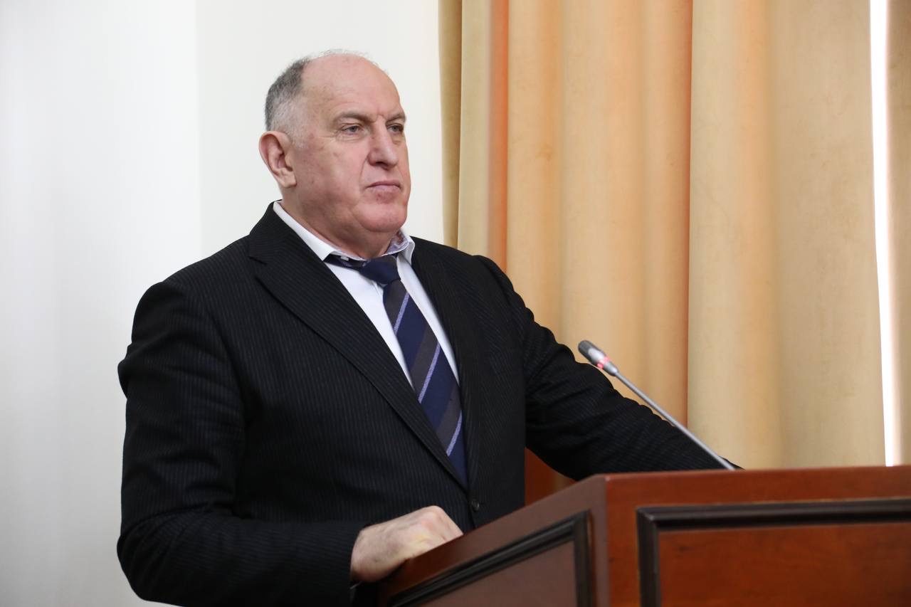 Абдулмуслим Абдулмуслимов вручил госнаграды отличившимся дагестанцам ко Дню защитника Отечества