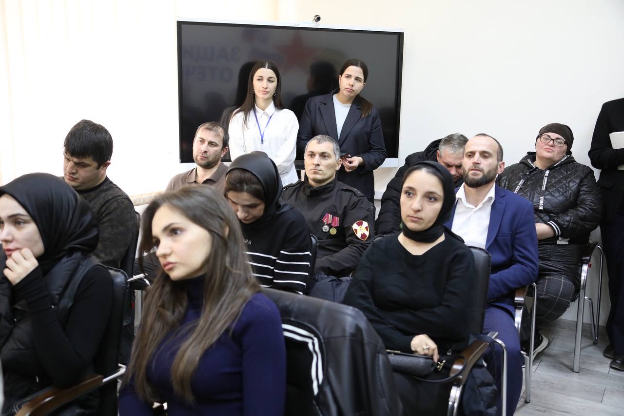 Абдулмуслим Абдулмуслимов встретился с семьями военнослужащих, принимающих участие в СВО