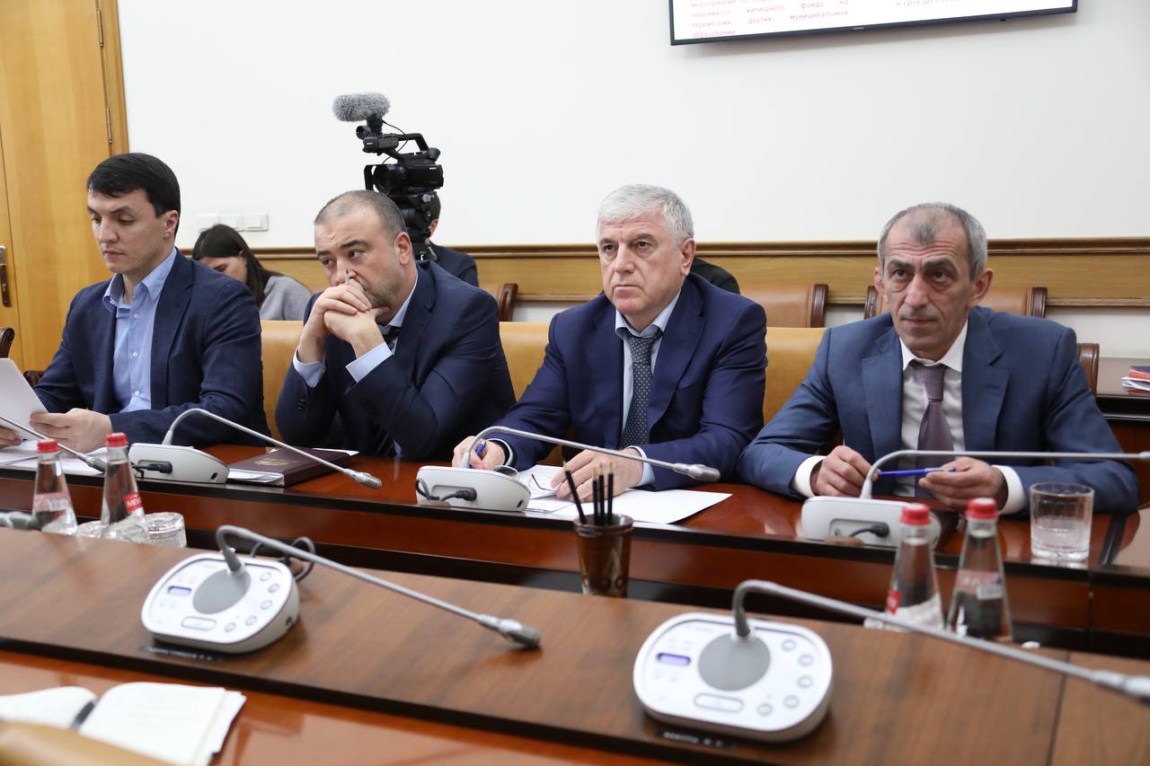 Переселение граждан из аварийного жилья обсудили под руководством Абдулмуслима Абдулмуслимова