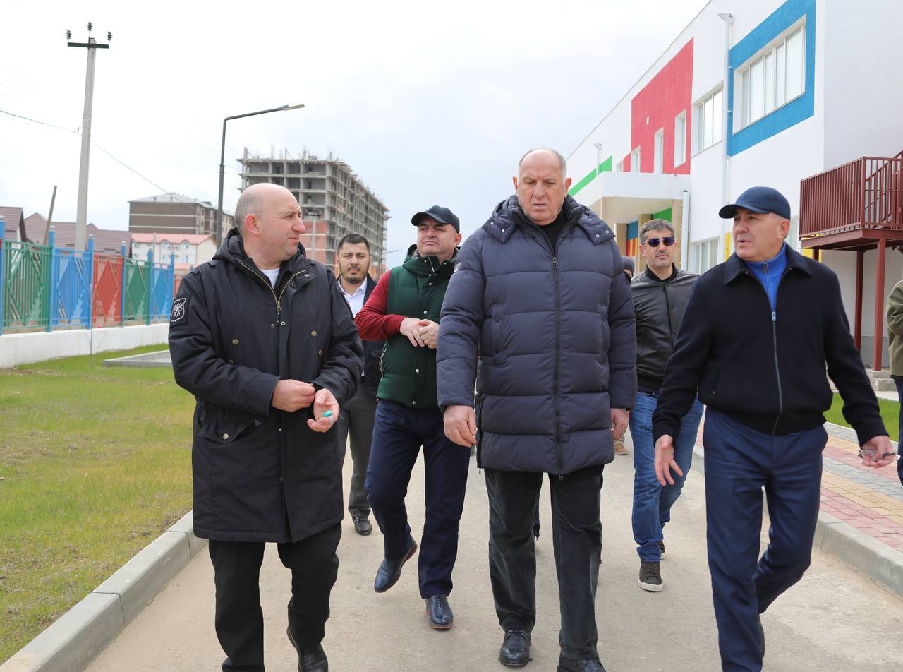 Абдулмуслим Абдулмуслимов проверил готовность к открытию нового детсада на 250 мест в Избербаше