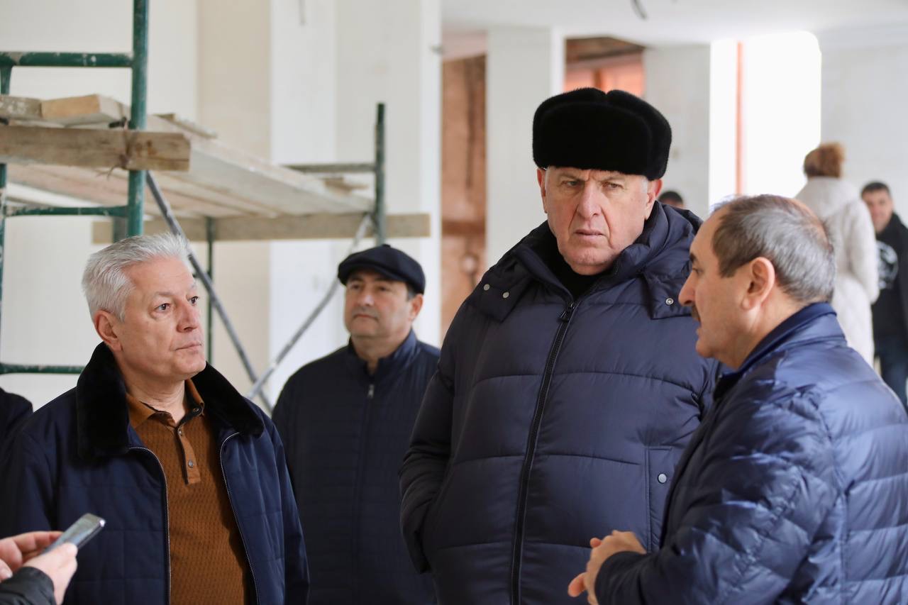 Абдулмуслим Абдулмуслимов ознакомился с ходом реконструкции Азербайджанского театра