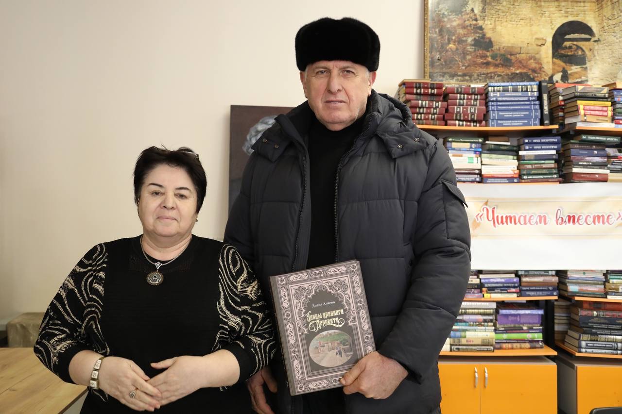 Старейший библиотечный фонд Дербента представили Абдулмуслиму Абдулмуслимову