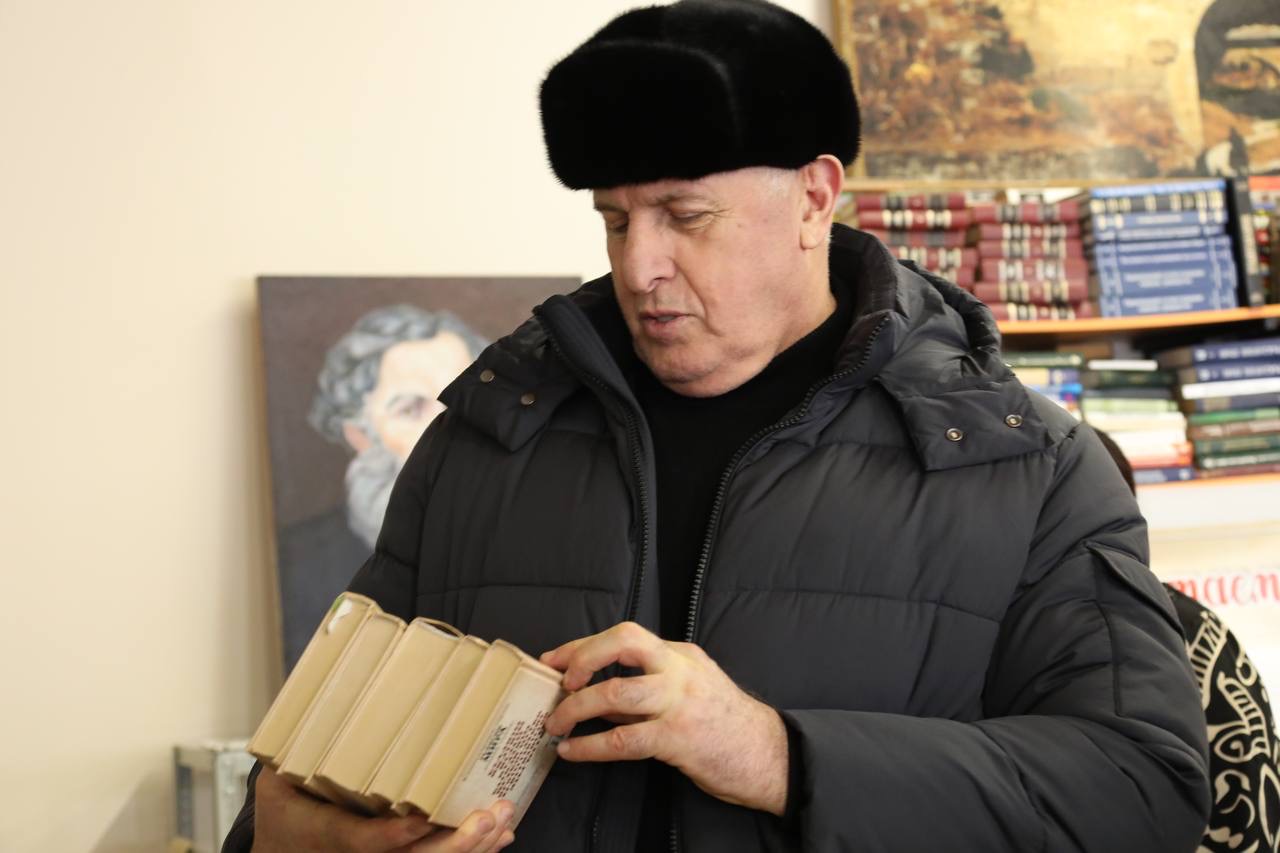 Старейший библиотечный фонд Дербента представили Абдулмуслиму Абдулмуслимову