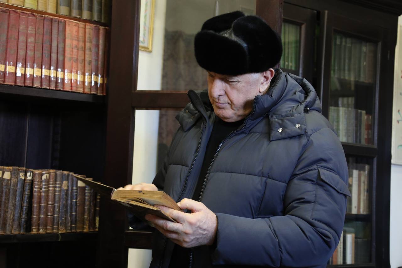 Старейший библиотечный фонд Дербента представили Абдулмуслиму Абдулмуслимову