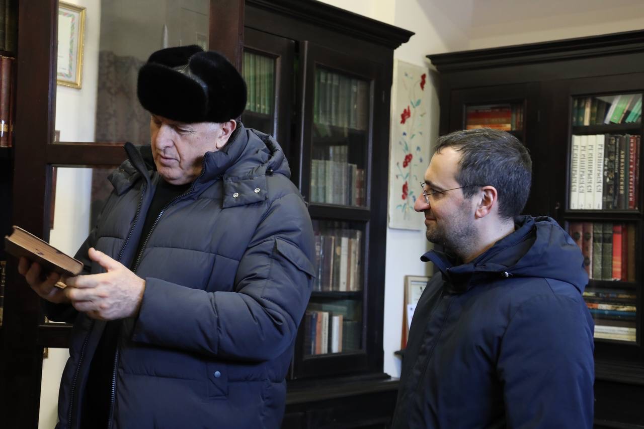 Старейший библиотечный фонд Дербента представили Абдулмуслиму Абдулмуслимову