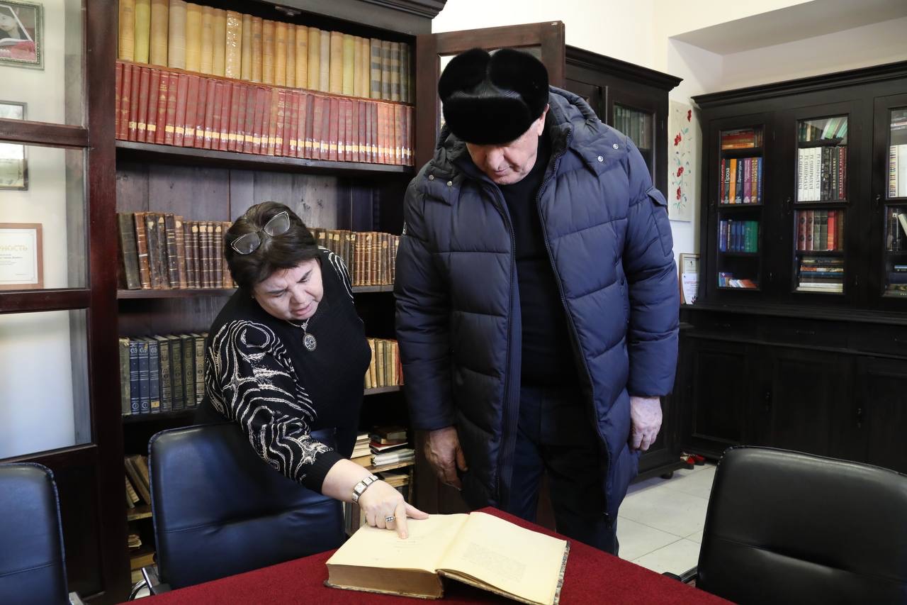 Старейший библиотечный фонд Дербента представили Абдулмуслиму Абдулмуслимову