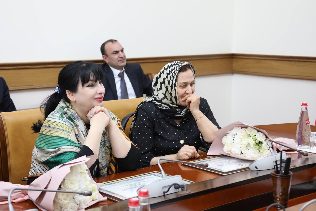 Абдулмуслим Абдулмуслимов в канун 8 марта вручил дагестанкам госнаграды