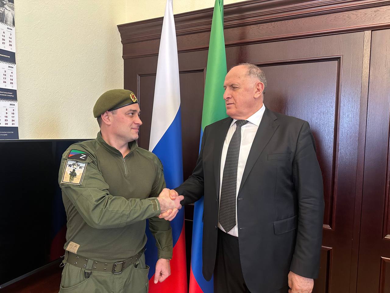 Абдулмуслим Абдулмуслимов напутствовал отправившегося на СВО сотрудника Администрации Главы и Правительства Дагестана