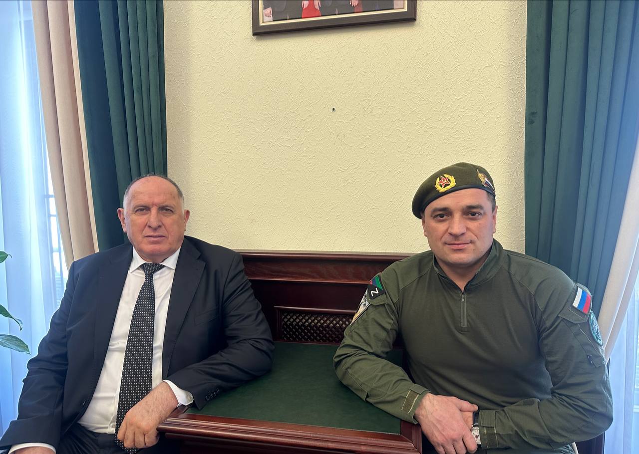 Абдулмуслим Абдулмуслимов напутствовал отправившегося на СВО сотрудника Администрации Главы и Правительства Дагестана