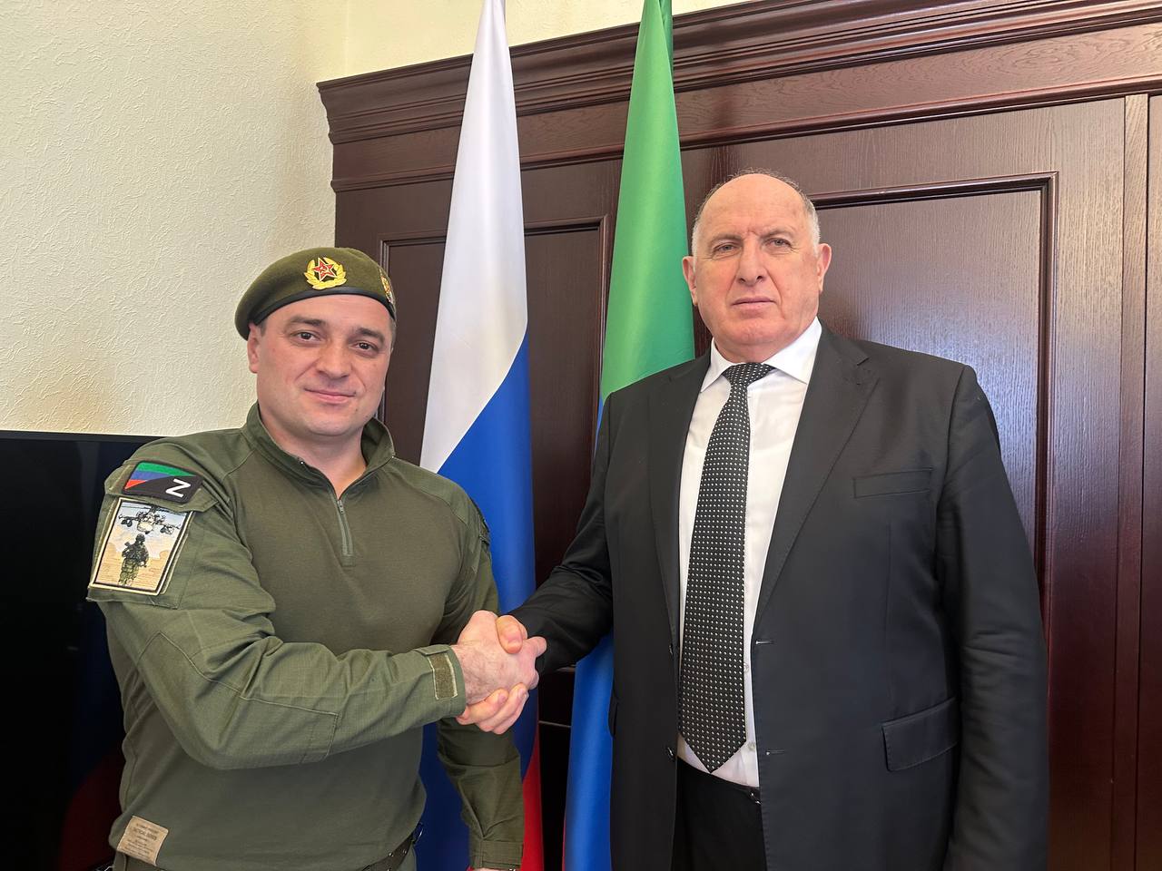 Абдулмуслим Абдулмуслимов напутствовал отправившегося на СВО сотрудника Администрации Главы и Правительства Дагестана