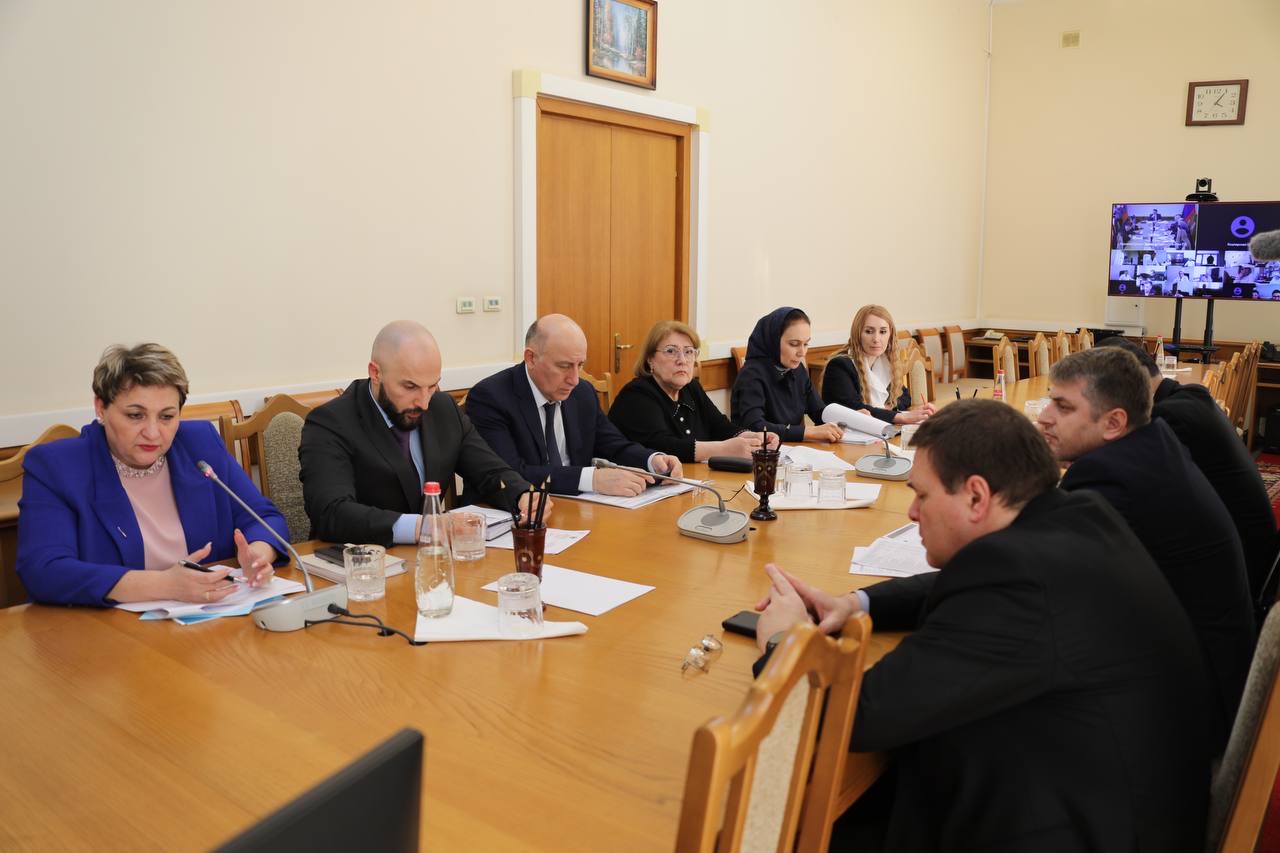Сокращение кредиторской задолженности учреждений здравоохранения обсудили в Правительстве Дагестана