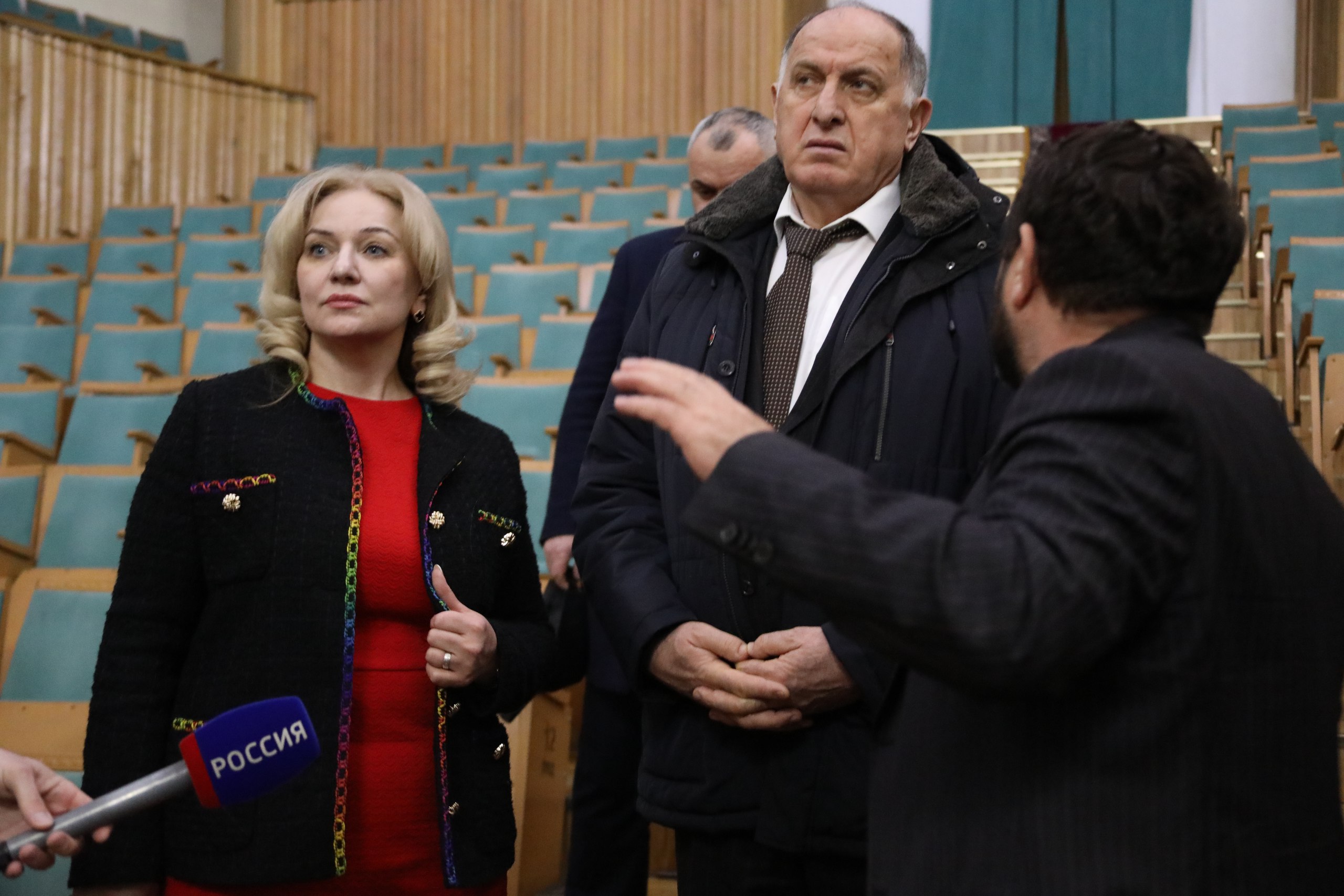 Абдулмуслим Абдулмуслимов посетил Аварский театр