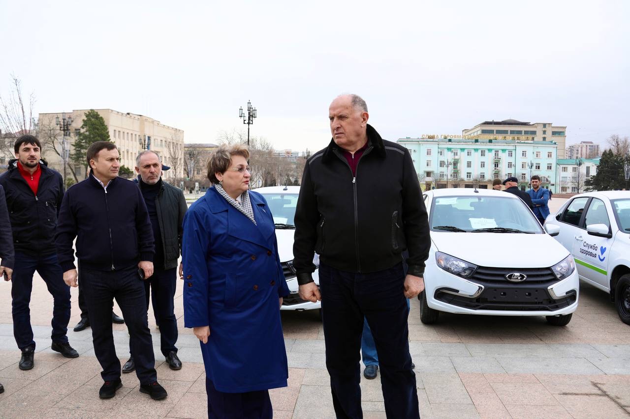 Абдулмуслим Абдулмуслимов передал медучреждениям Дагестана 42 единицы нового санитарного автотранспорта