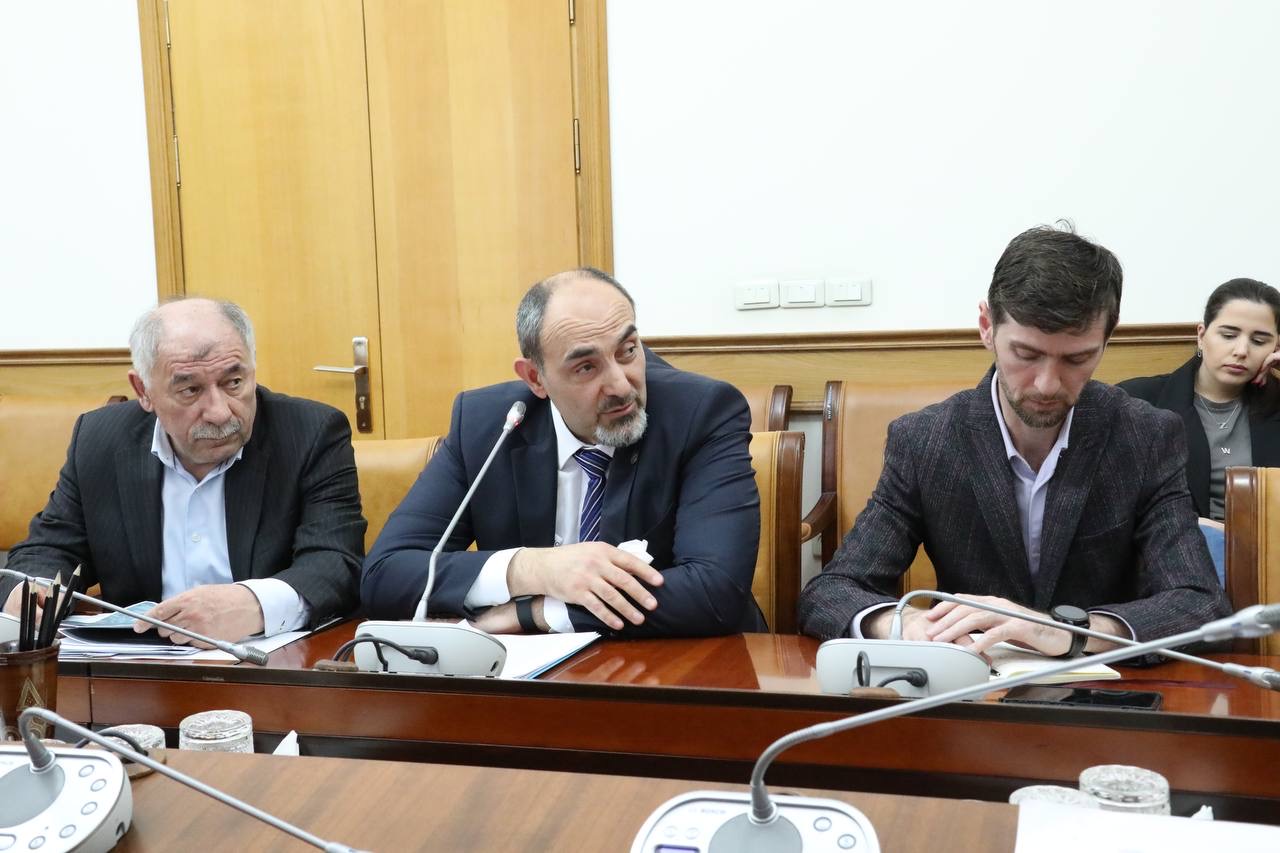 Для учеников аварийной школы Хасавюрта создадут безопасные условия обучения на период строительства нового здания