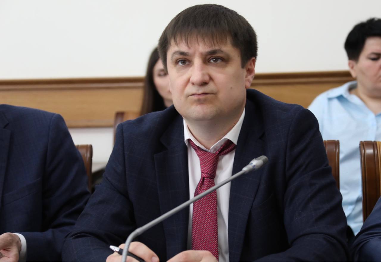 Абдулмуслим Абдулмуслимов провёл заседание Оперативного штаба по обеспечению устойчивости развития экономики республики