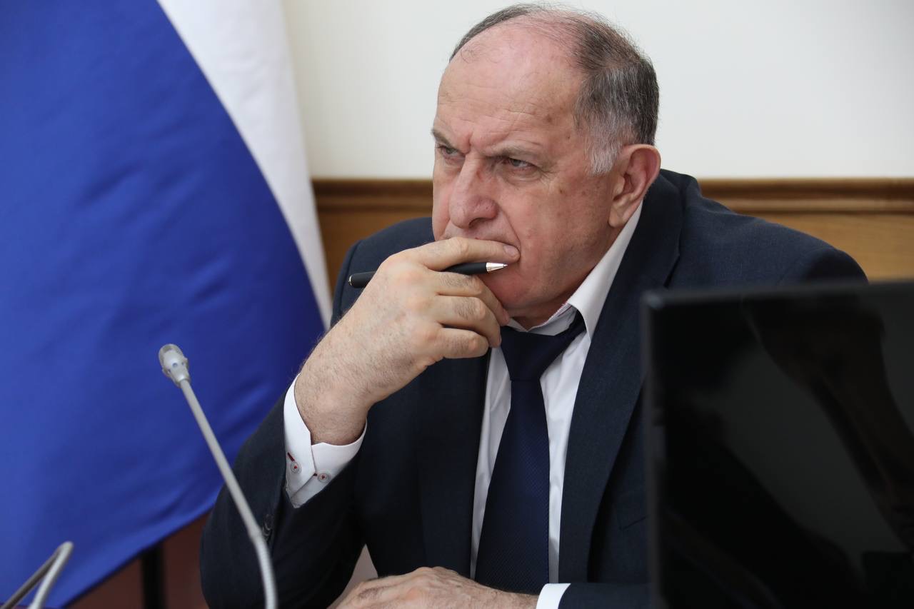 Абдулмуслим Абдулмуслимов провёл заседание Оперативного штаба по обеспечению устойчивости развития экономики республики