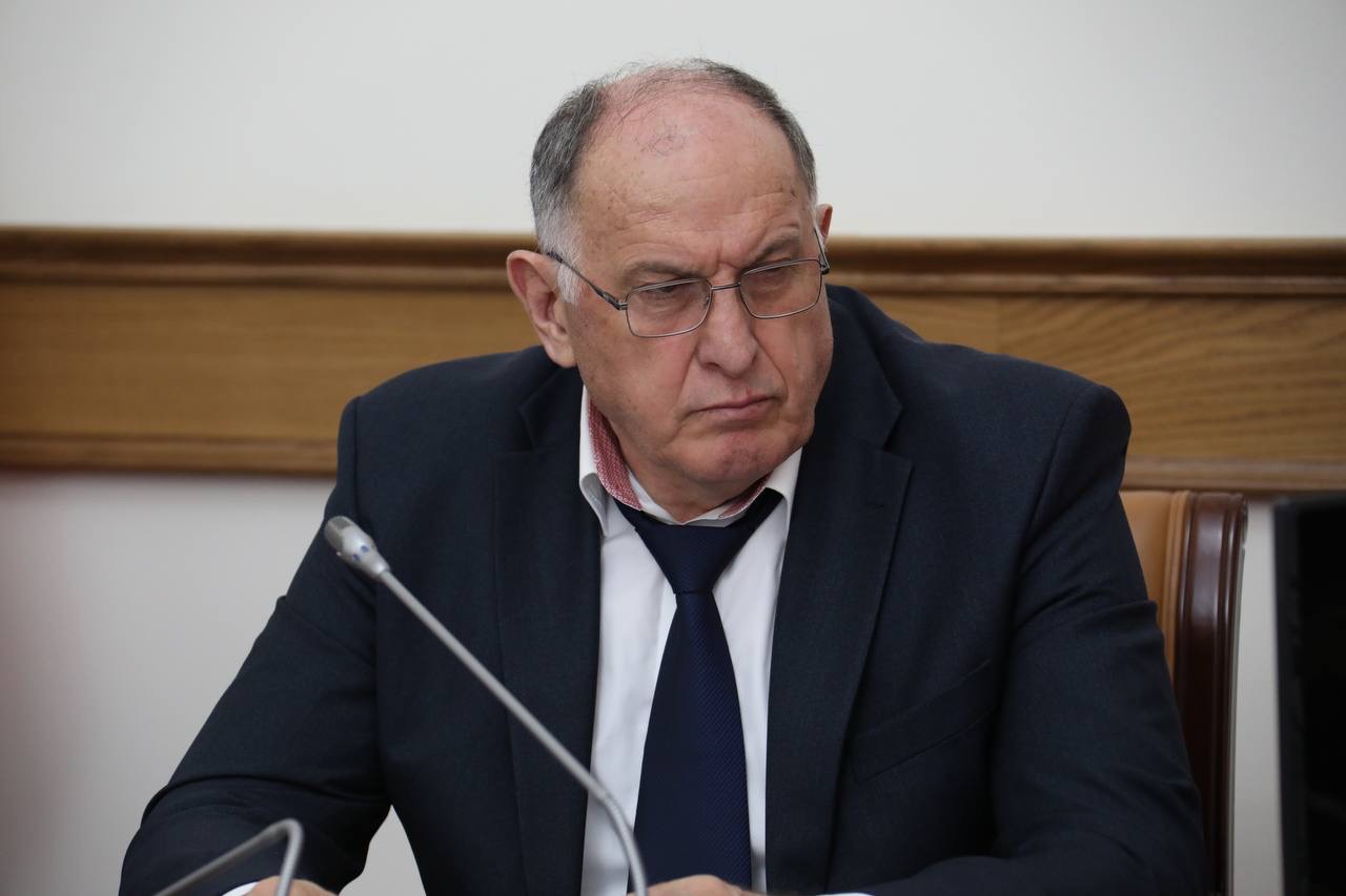 Абдулмуслим Абдулмуслимов провёл заседание Оперативного штаба по обеспечению устойчивости развития экономики республики