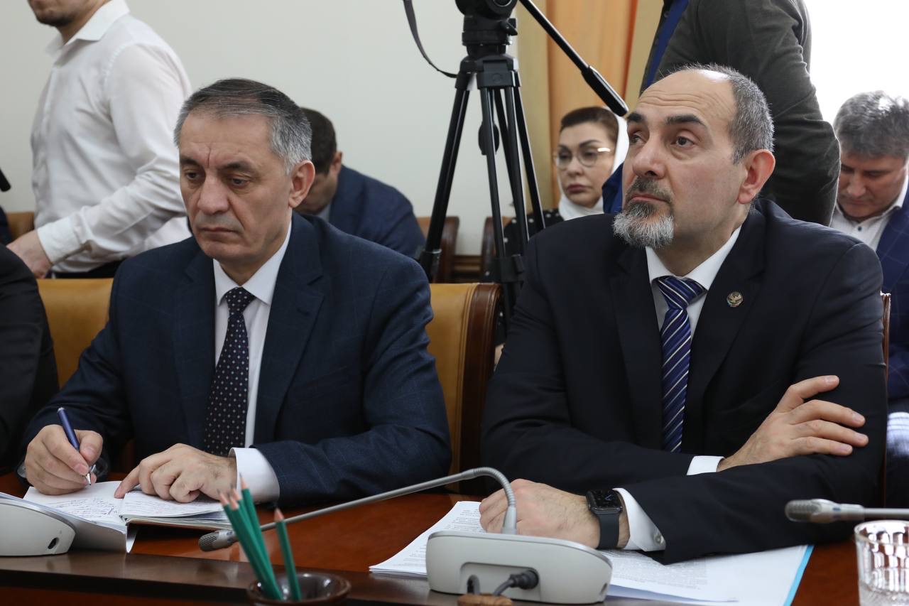 Абдулмуслим Абдулмуслимов провёл заседание Оперативного штаба по обеспечению устойчивости развития экономики республики