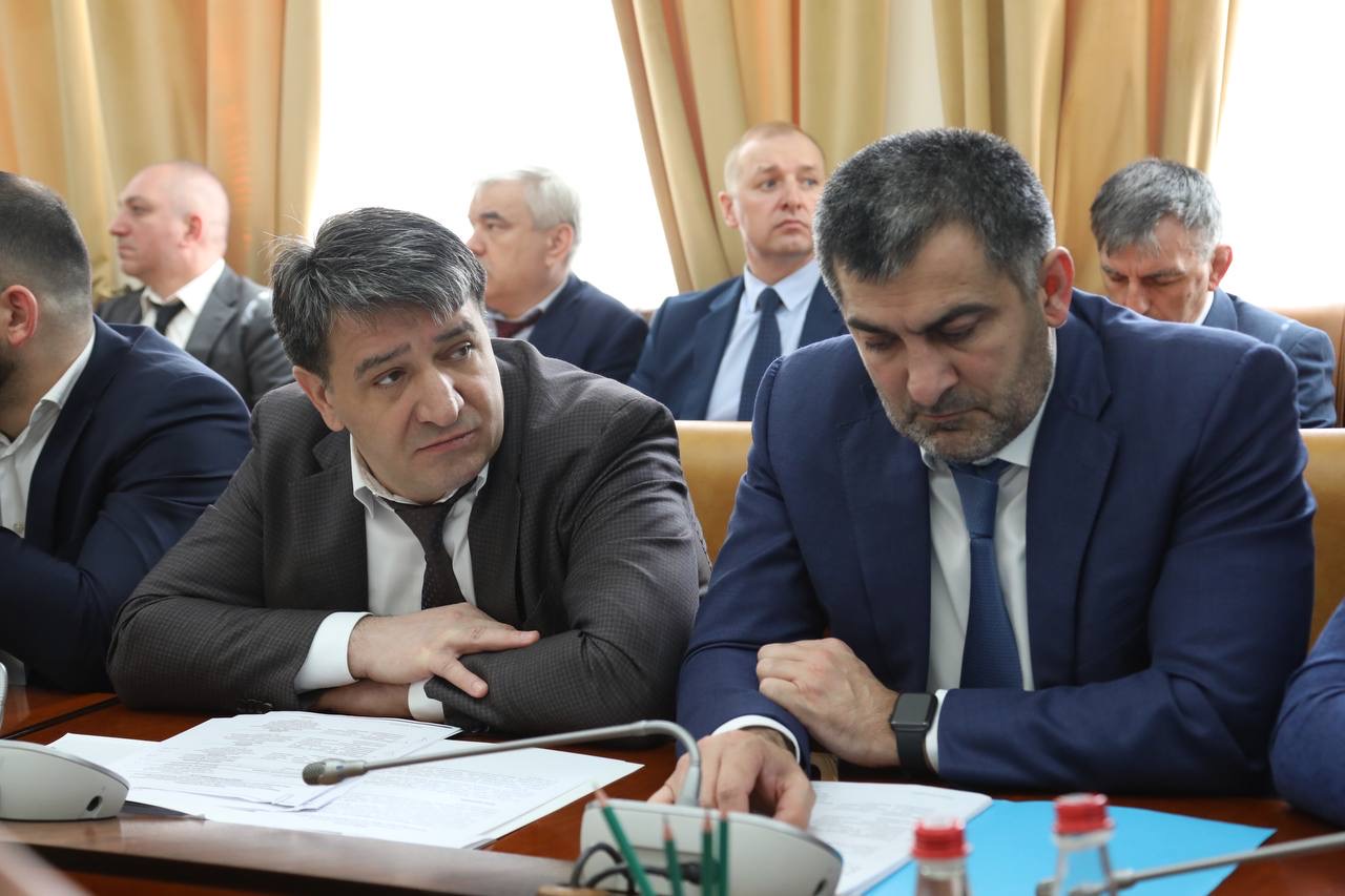 Абдулмуслим Абдулмуслимов провёл заседание Оперативного штаба по обеспечению устойчивости развития экономики республики