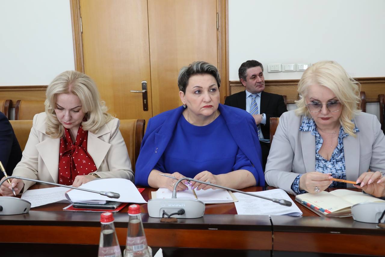 Абдулмуслим Абдулмуслимов провёл заседание Оперативного штаба по обеспечению устойчивости развития экономики республики