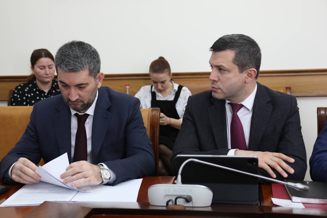 Абдулмуслим Абдулмуслимов провёл заседание Оперативного штаба по обеспечению устойчивости развития экономики республики