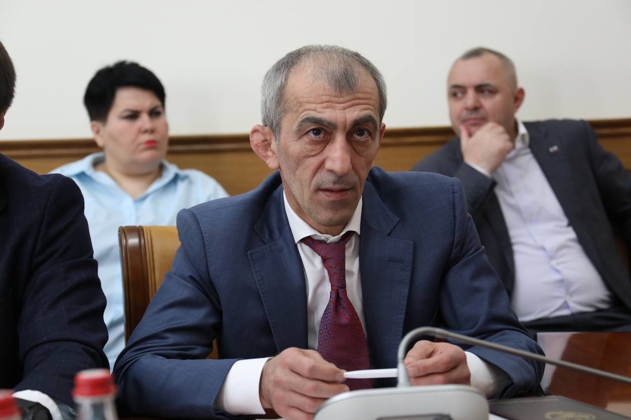 Абдулмуслим Абдулмуслимов провёл заседание Оперативного штаба по обеспечению устойчивости развития экономики республики