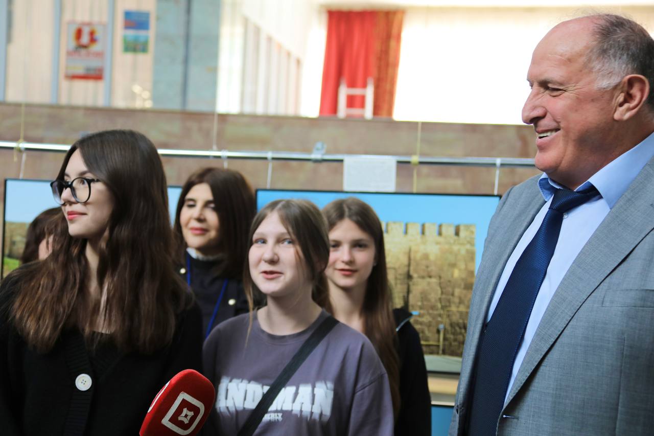 В Дагестане провели аукцион рисунков детей, прибывших из Белгородской области