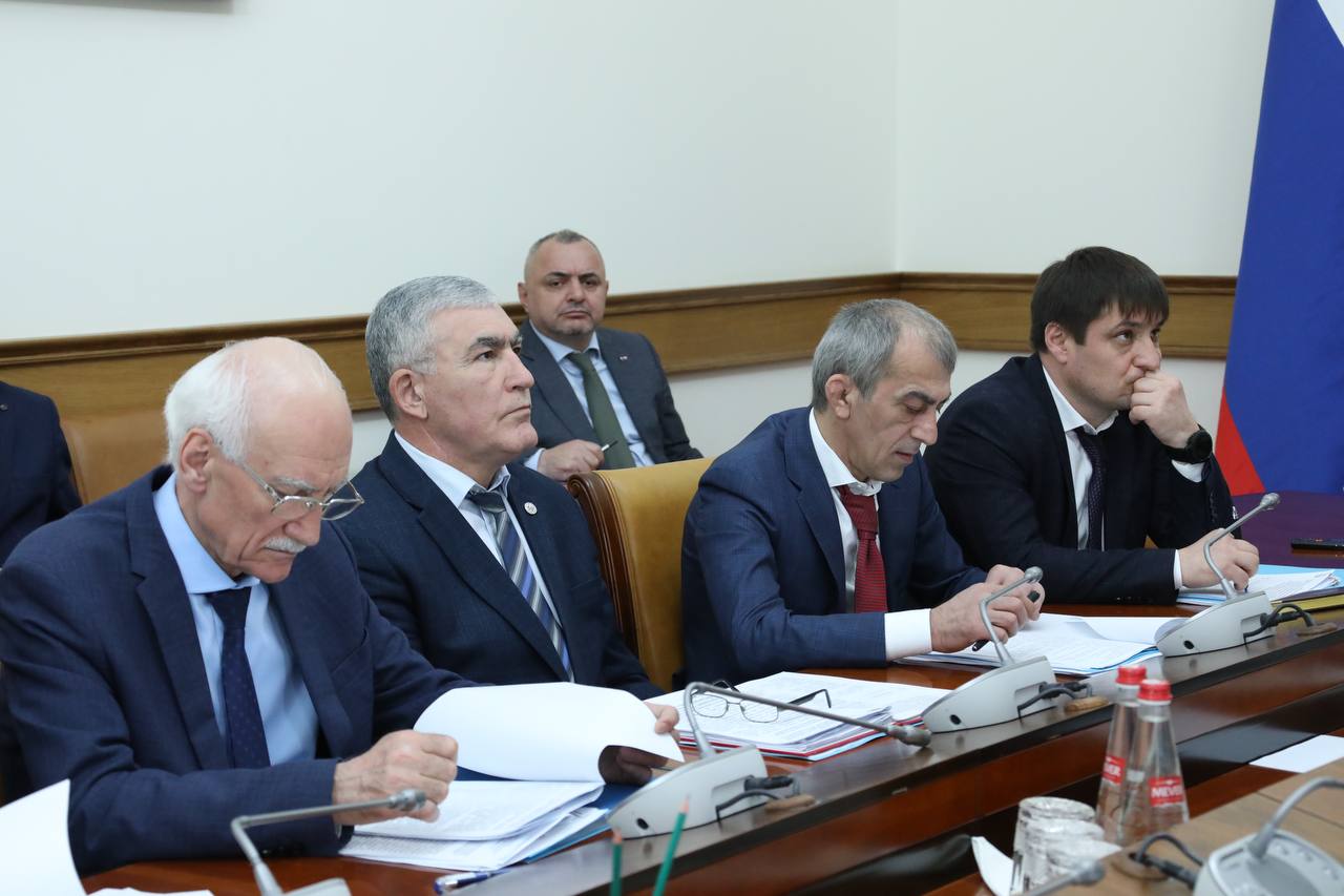 Абдулмуслим Абдулмуслимов провел расширенное заседание Республиканской призывной комиссии