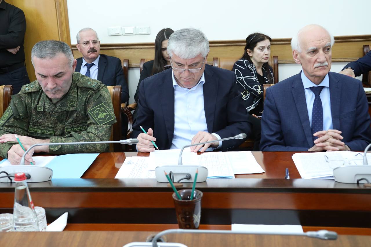 Абдулмуслим Абдулмуслимов провел расширенное заседание Республиканской призывной комиссии