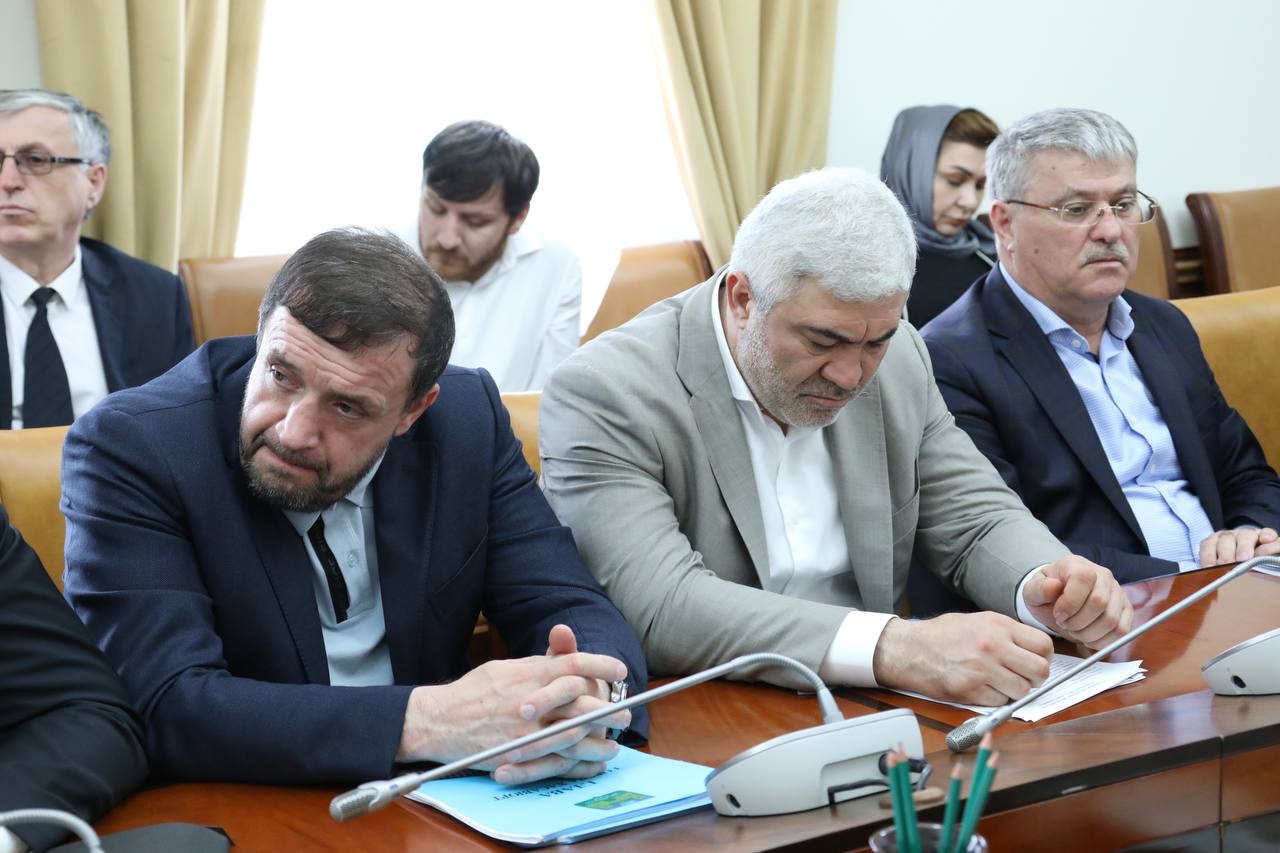 Абдулмуслим Абдулмуслимов провел совещание по вопросу организации обращения с ТКО
