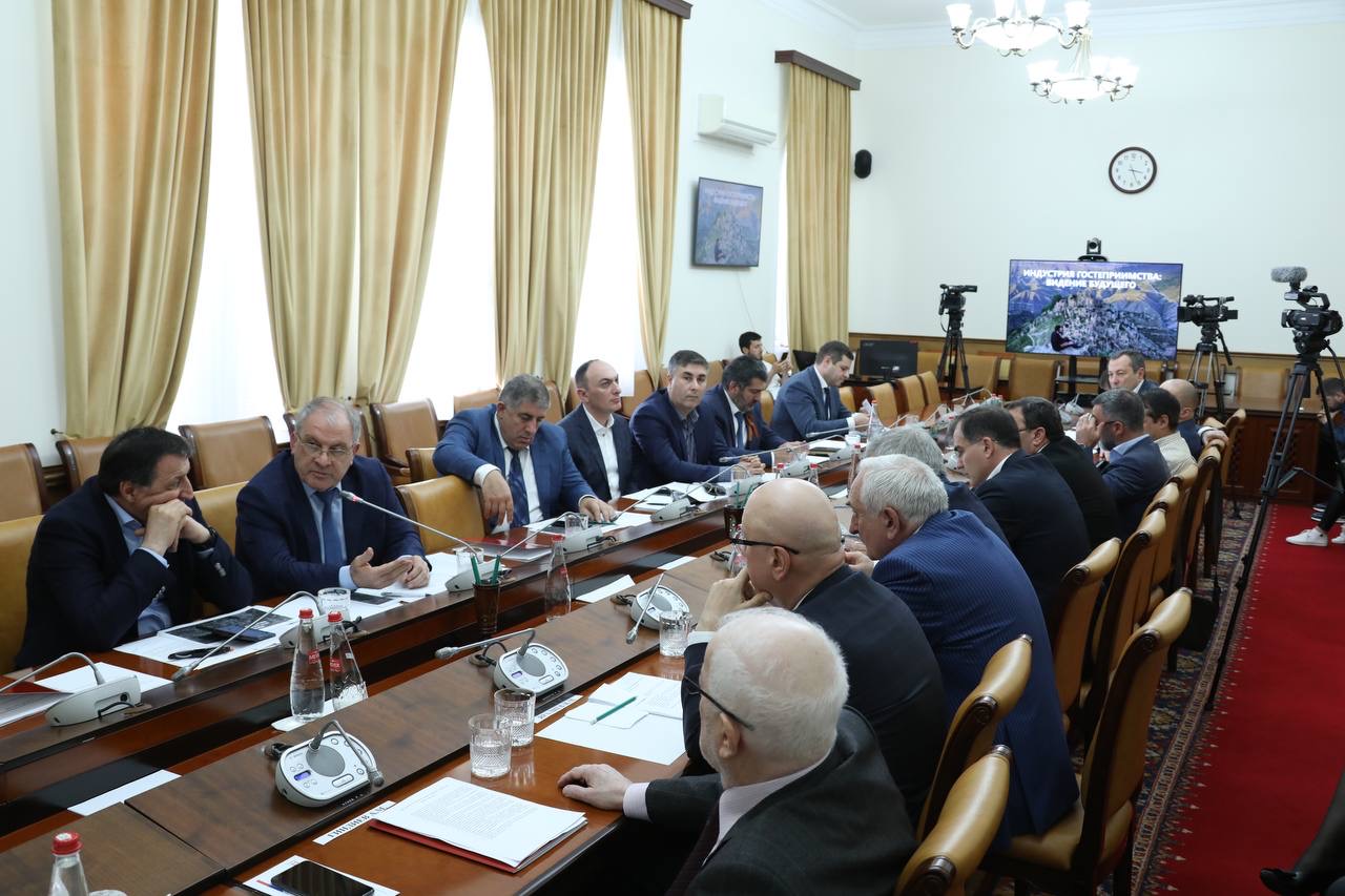 Абдулмуслим Абдулмуслимов провел первое заседание Экспертного совета при Правительстве РД