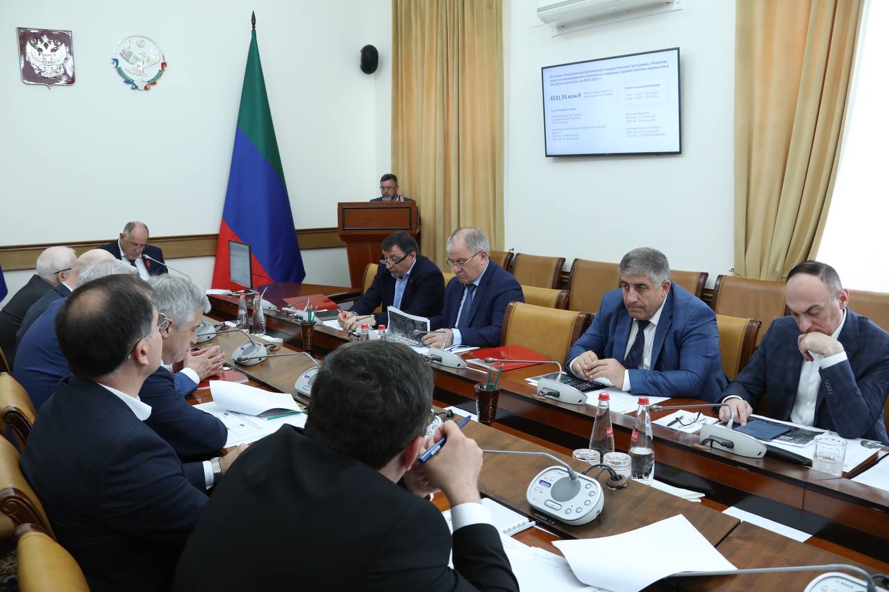 Абдулмуслим Абдулмуслимов провел первое заседание Экспертного совета при Правительстве РД