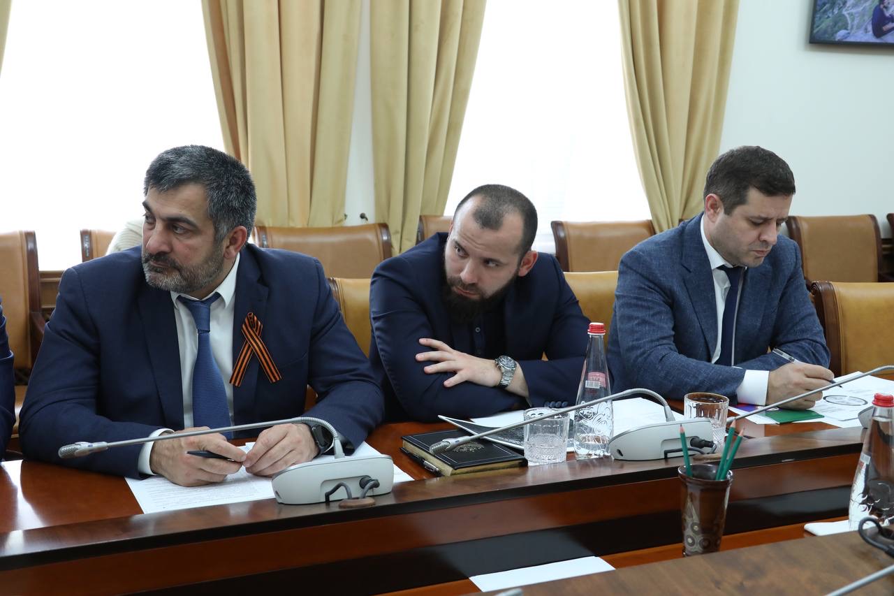 Абдулмуслим Абдулмуслимов провел первое заседание Экспертного совета при Правительстве РД