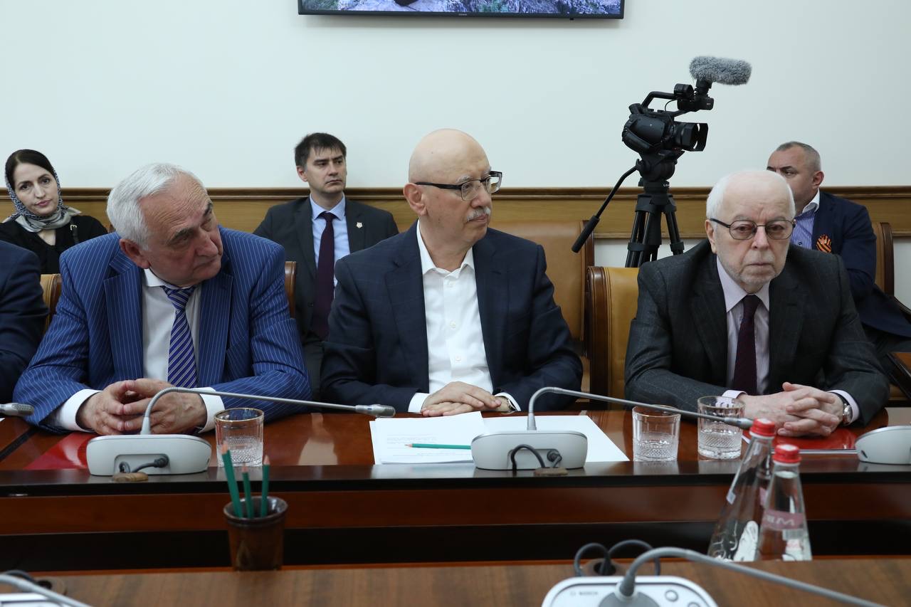 Абдулмуслим Абдулмуслимов провел первое заседание Экспертного совета при Правительстве РД
