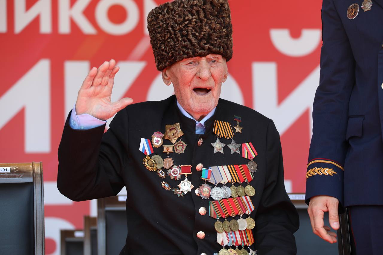 Военный Парад по случаю 79-й годовщины Победы в Великой Отечественной войне прошел в Каспийске