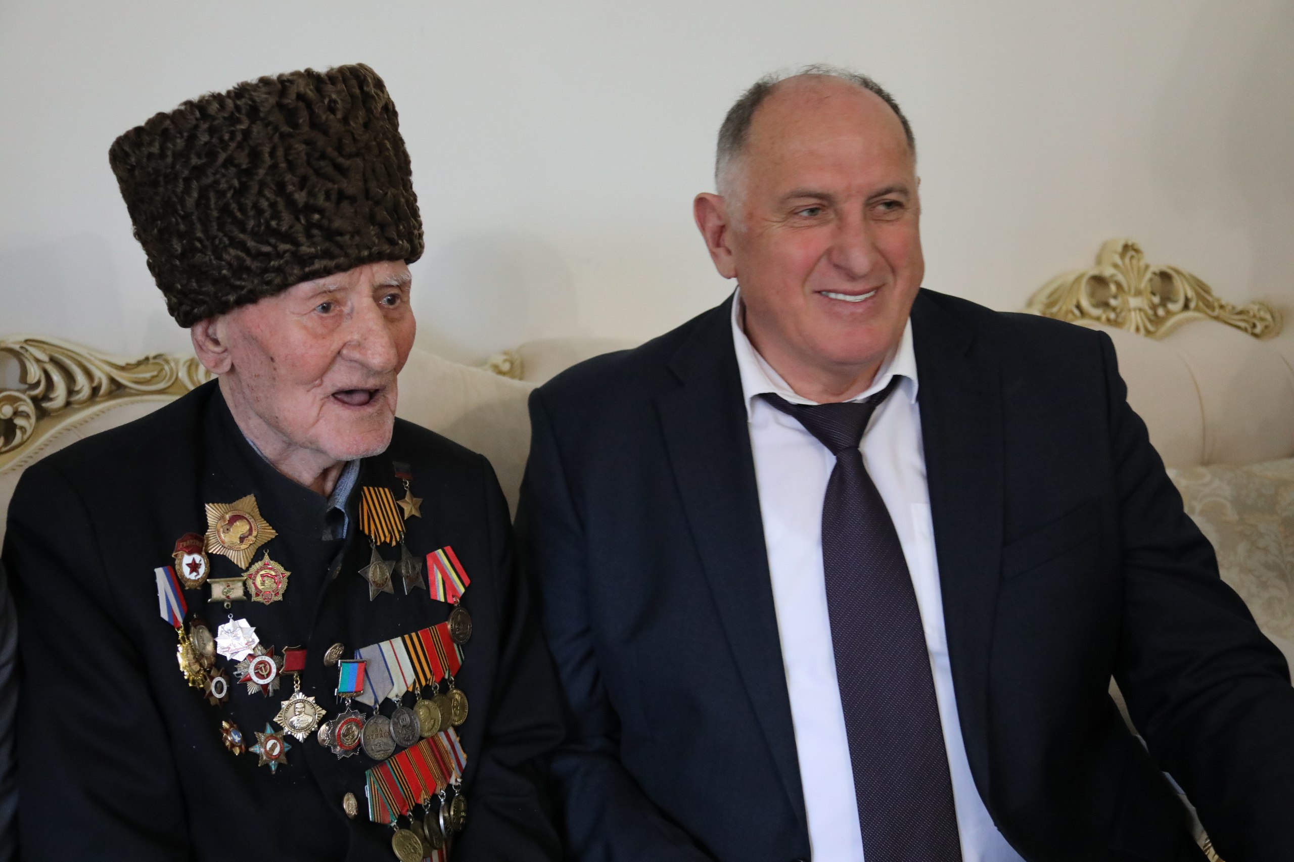Абдулмуслим Абдулмуслимов поздравил ветерана Ибрагим-Пашу Садыкова с Днем Победы