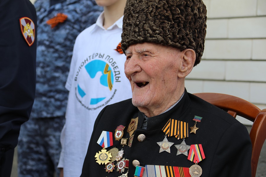 Абдулмуслим Абдулмуслимов поздравил ветерана Ибрагим-Пашу Садыкова с Днем Победы