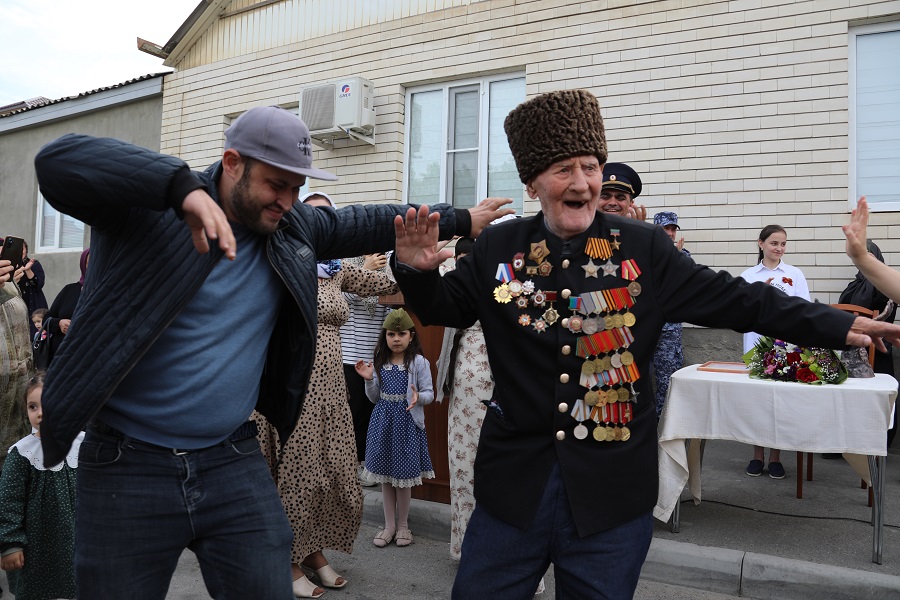 Абдулмуслим Абдулмуслимов поздравил ветерана Ибрагим-Пашу Садыкова с Днем Победы