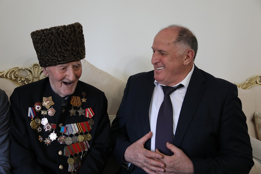Абдулмуслим Абдулмуслимов поздравил ветерана Ибрагим-Пашу Садыкова с Днем Победы