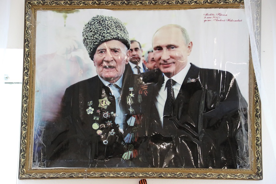 Абдулмуслим Абдулмуслимов поздравил ветерана Ибрагим-Пашу Садыкова с Днем Победы
