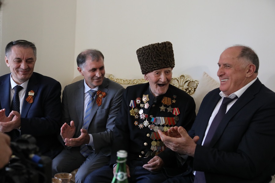 Абдулмуслим Абдулмуслимов поздравил ветерана Ибрагим-Пашу Садыкова с Днем Победы