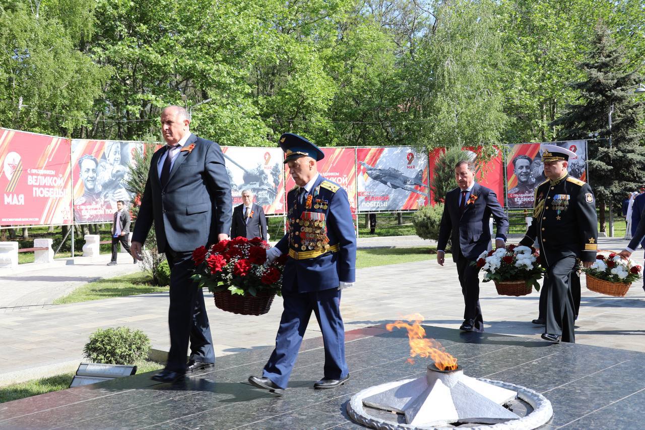 Абдулмуслим Абдулмуслимов возложил цветы к военным мемориалам в Махачкале