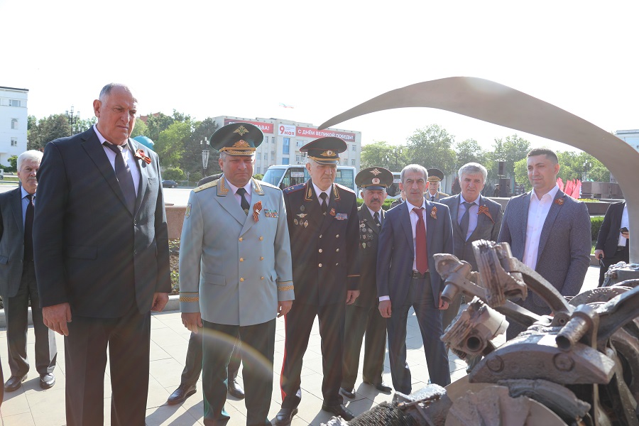 Абдулмуслим Абдулмуслимов возложил цветы к военным мемориалам в Махачкале