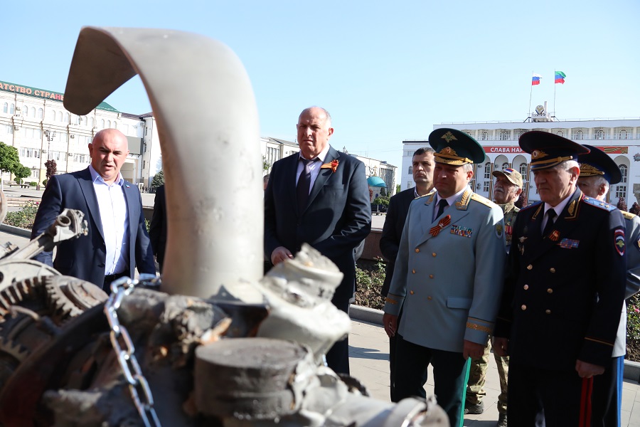 Абдулмуслим Абдулмуслимов возложил цветы к военным мемориалам в Махачкале