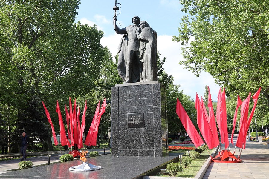 Абдулмуслим Абдулмуслимов возложил цветы к военным мемориалам в Махачкале