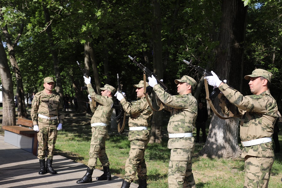 Абдулмуслим Абдулмуслимов возложил цветы к военным мемориалам в Махачкале