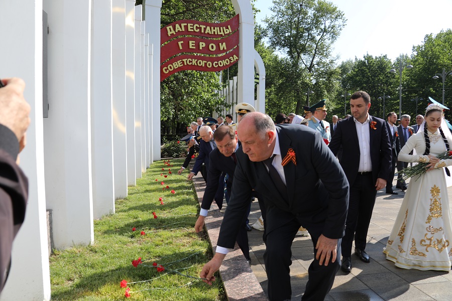 Абдулмуслим Абдулмуслимов возложил цветы к военным мемориалам в Махачкале