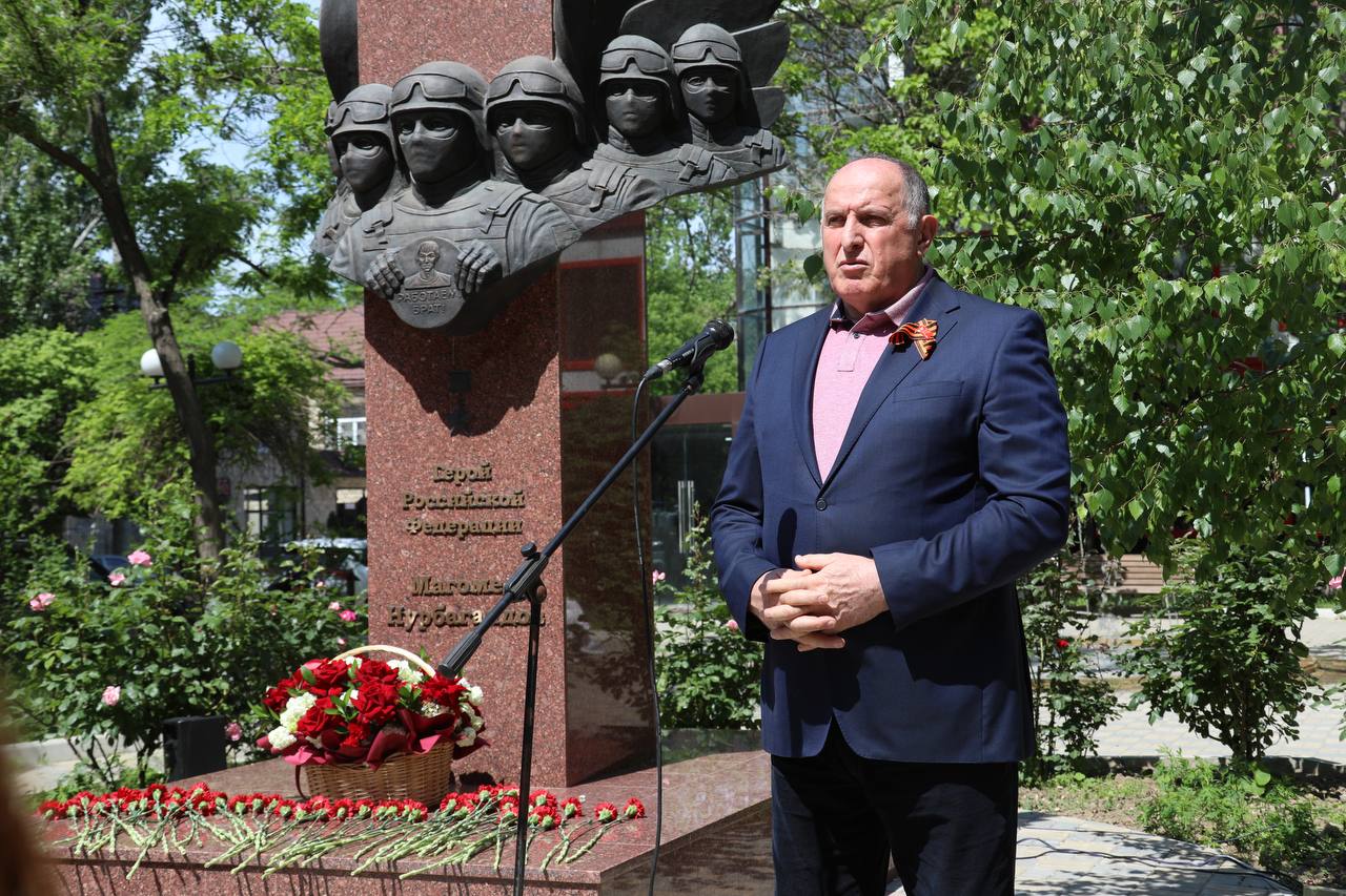 Абдулмуслим Абдулмуслимов возложил цветы к памятнику Герою России Магомеду Нурбагандову