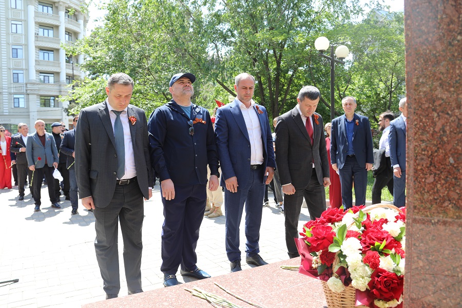 Абдулмуслим Абдулмуслимов возложил цветы к памятнику Герою России Магомеду Нурбагандову