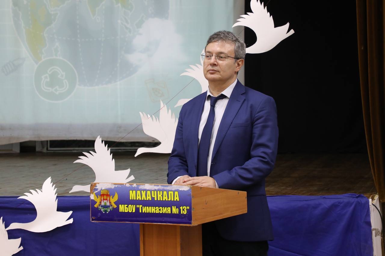 Манвел Мажонц  провел открытый урок «Разговоры о важном» для учеников махачкалинской гимназии № 13